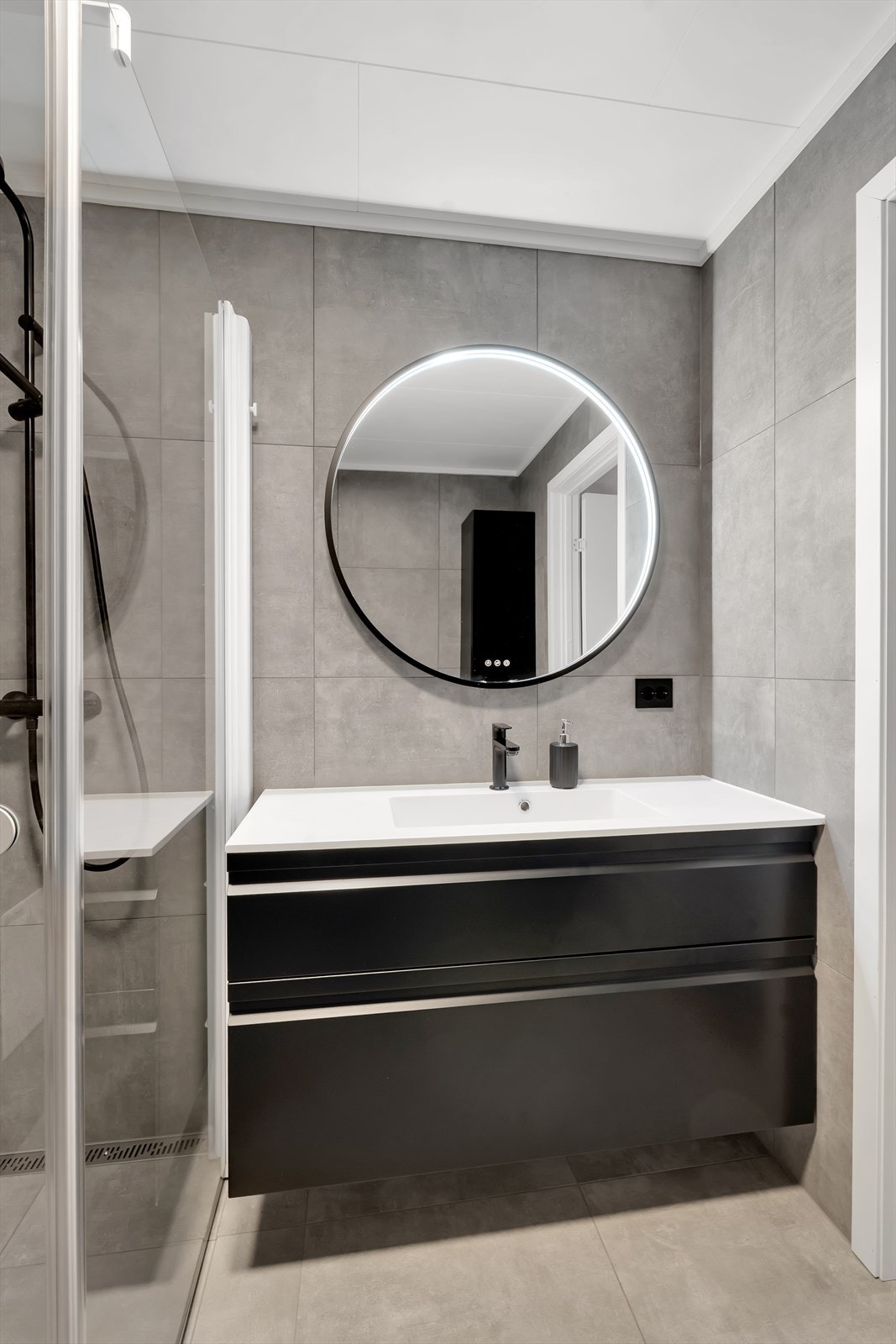 Komplett flislagt med varme, dusjhjørne og moderne innredning Galleribilde