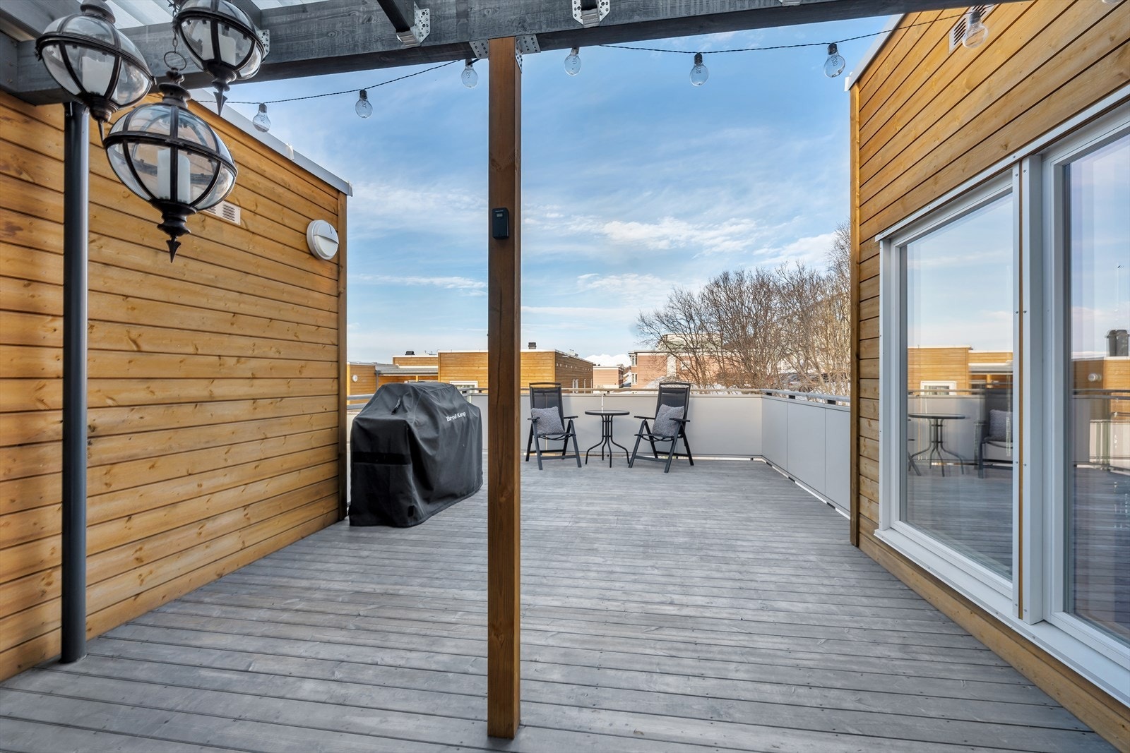 Fra stue kommer man ut til en stor balkong på hele 32 kvm som er delvis under tak Galleribilde