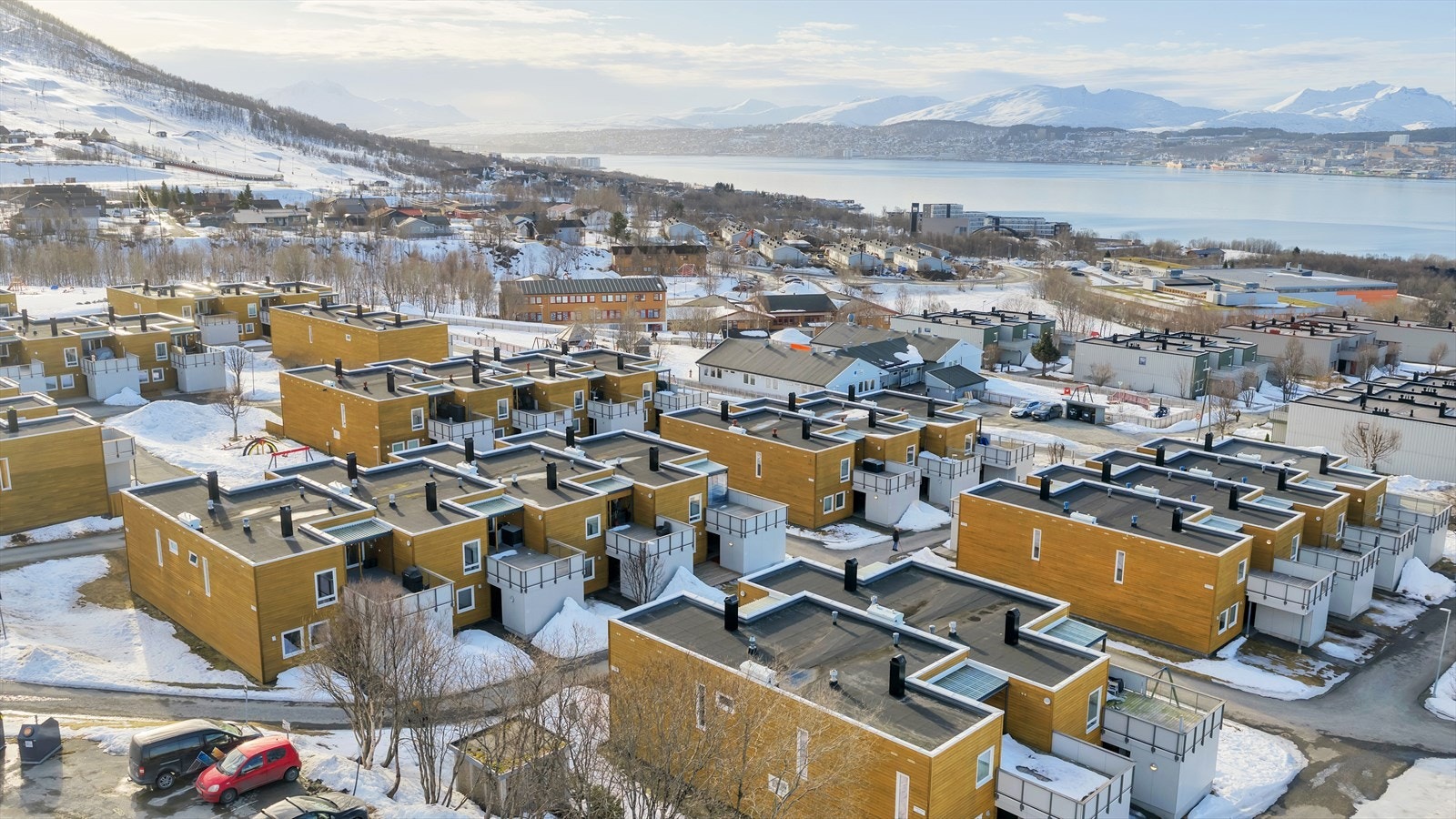 Svært barnevennlig boområde med lite trafikk og kort veg til skoler, barnehage, butikk, legesenter, Kroken alpinpark og flotte turområder! Galleribilde