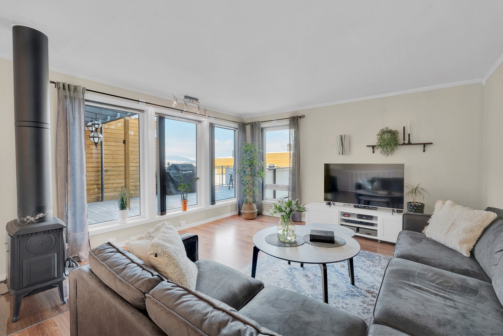 Velkommen inn til fin stue med store vinduer som som slipper inn mye naturlig lys og gir flott utsikt. Galleribilde