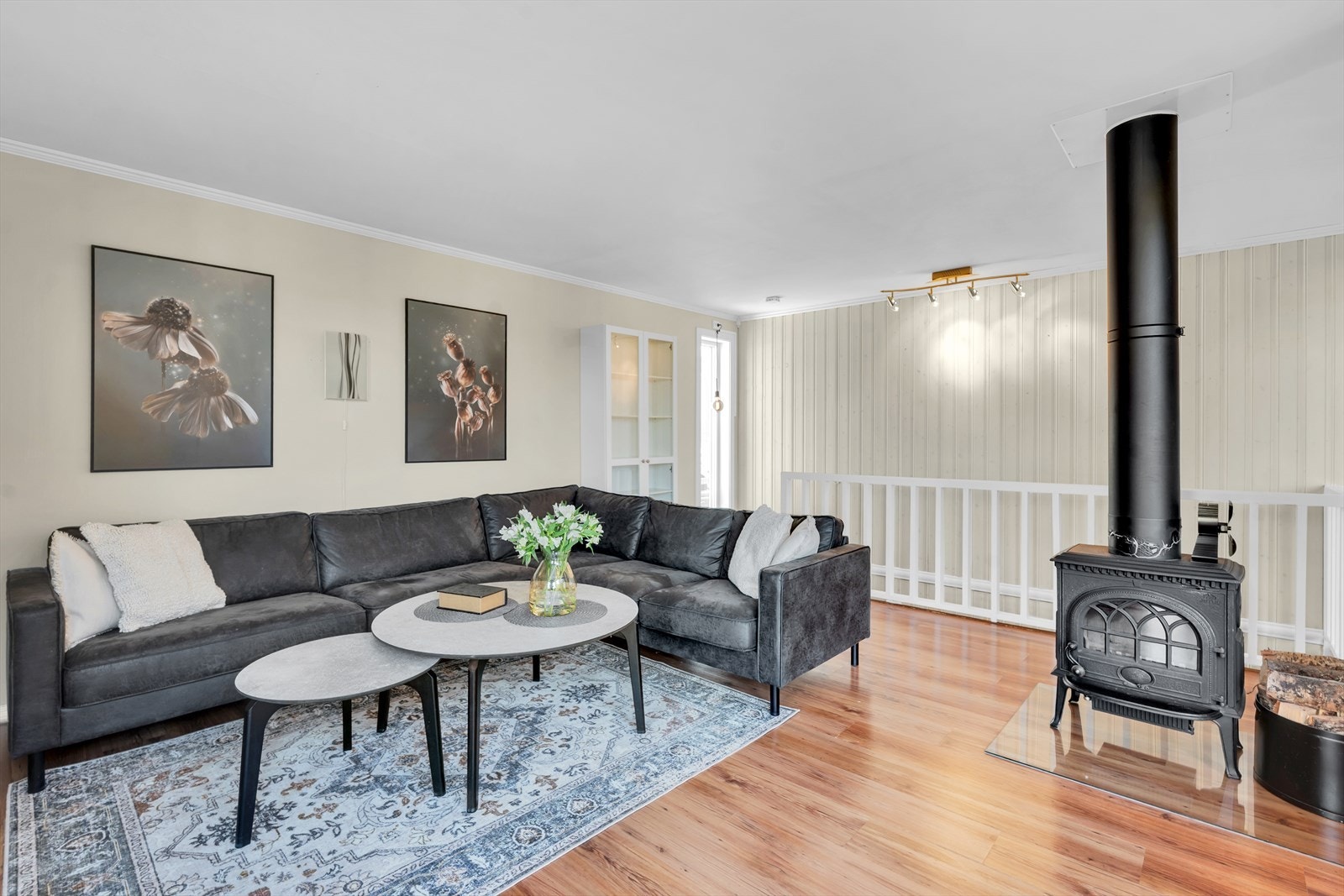 Plass til større sittegruppe og ønsket møblement. Vedfyring varmer godt og gir god atmosfære på kalde og mørke dager Galleribilde