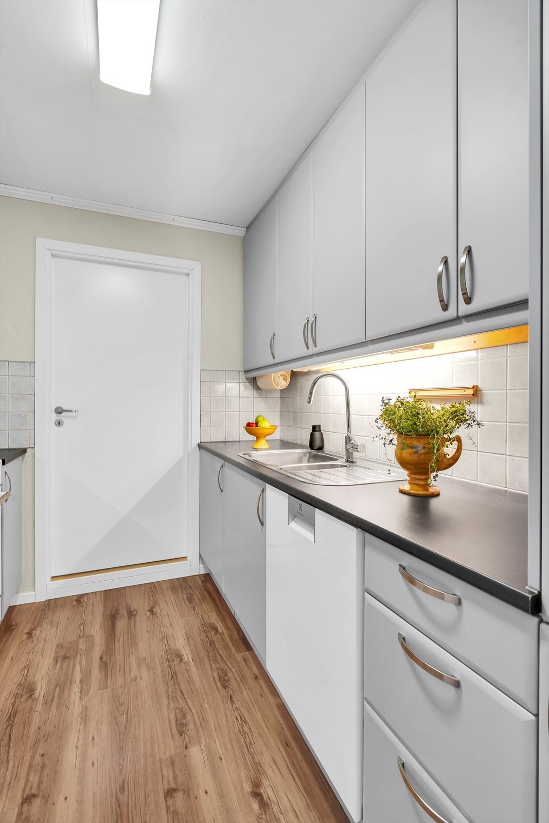 Godt med skap- og benkeplass. Praktisk vaskerom finner man for øvrig bak dør rett frem Galleribilde