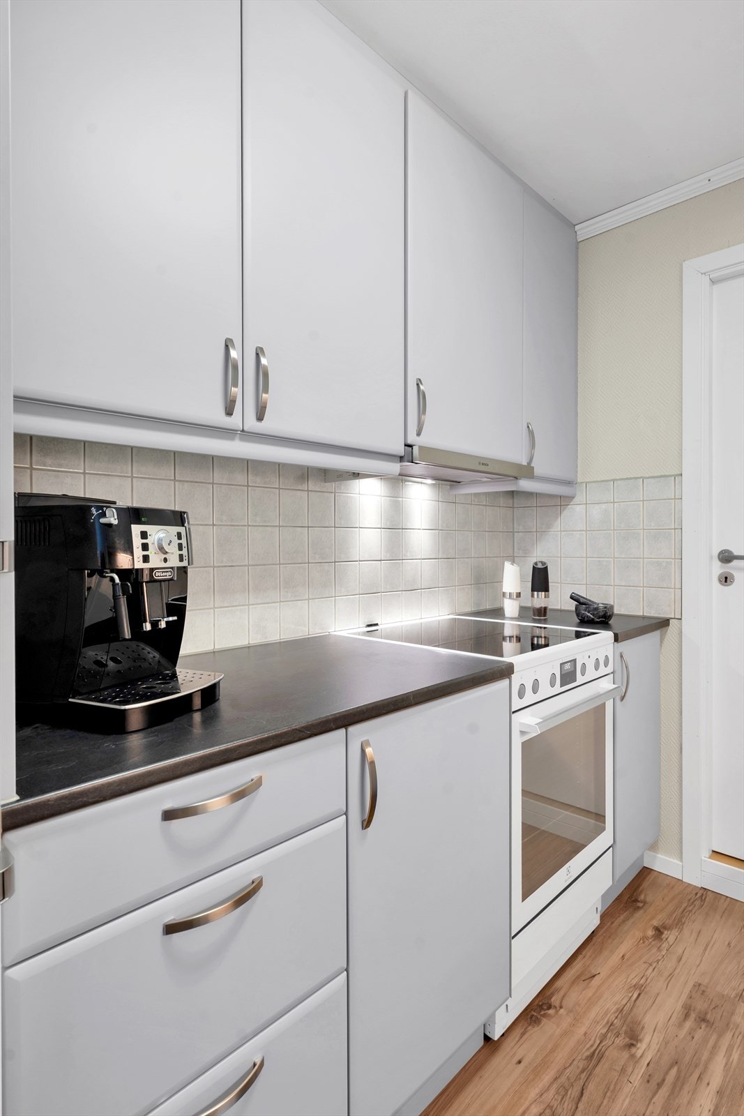 Funksjonelt kjøkken med fronter som ble byttet for noen år siden Galleribilde