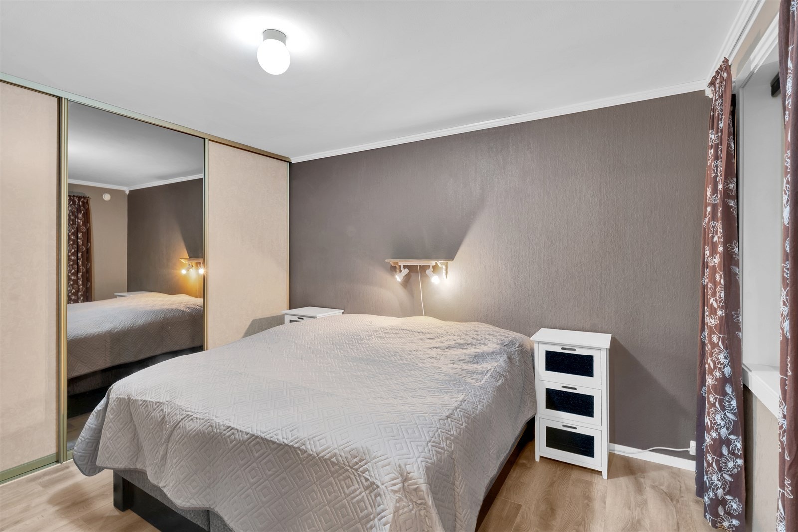 Romslig og fint soverom 1 med skyvedørsgarderobe Galleribilde