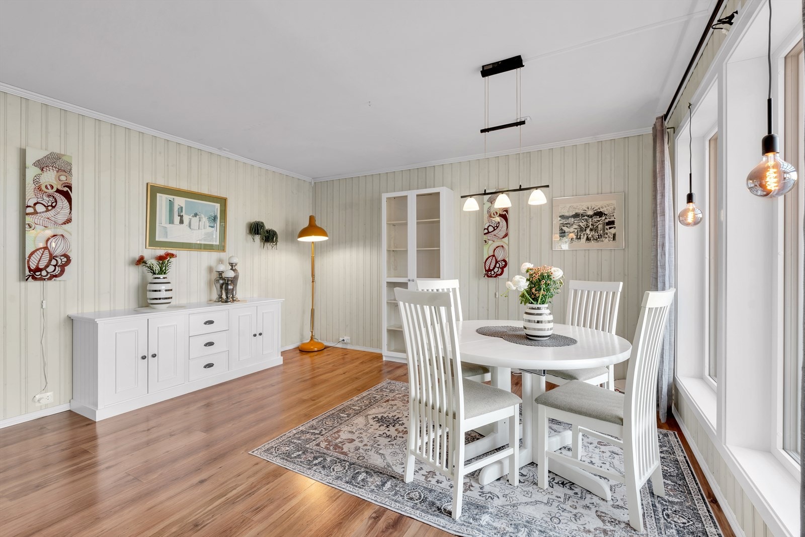 Spisestuen finner sin naturlige plass mellom kjøkken og resten av stuen Galleribilde