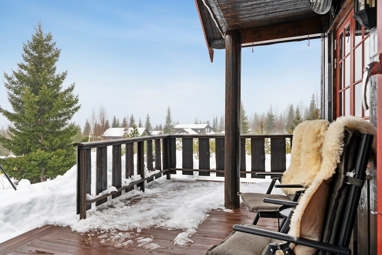 Romslig veranda med god plass til flere sittegrupper. Galleribilde