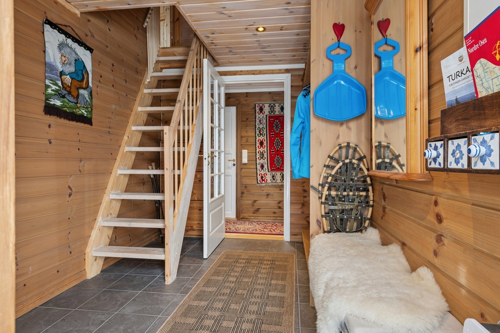 Velkommen inn. Romslig entré med gulvvarme og plass til omkledning. Adkomst til bod. Galleribilde