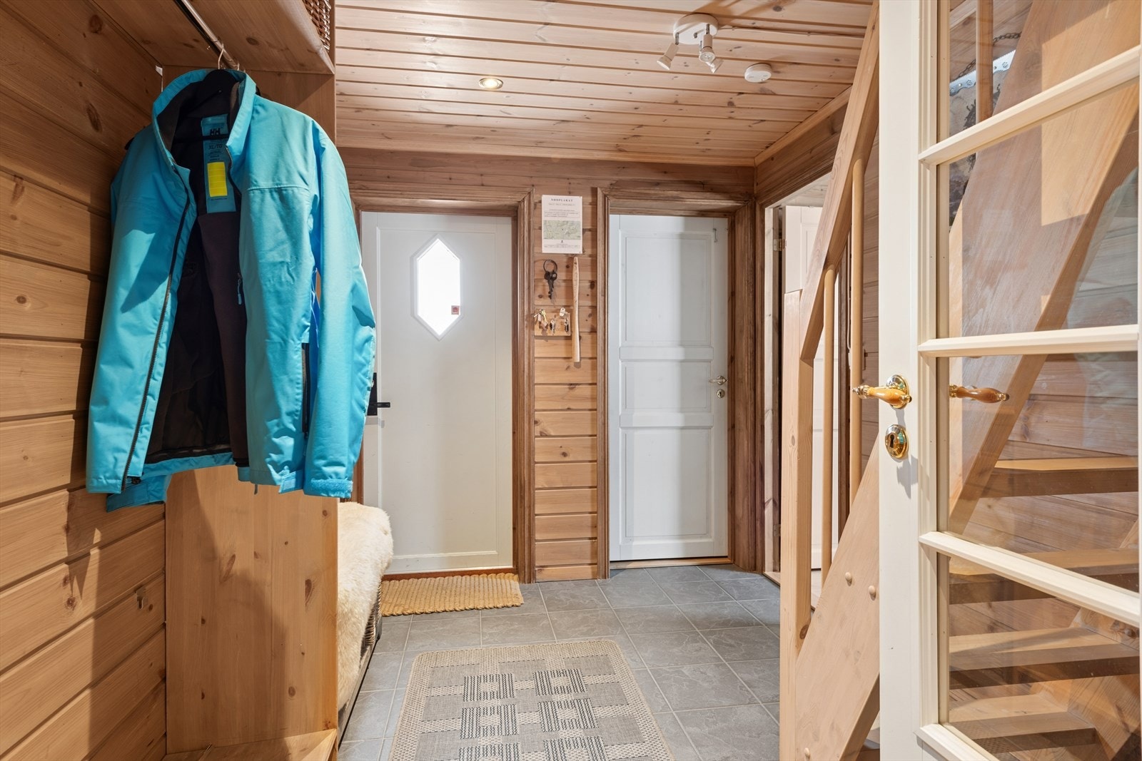 Entré med adkomst til bod og trapp til loftsetasje. Galleribilde