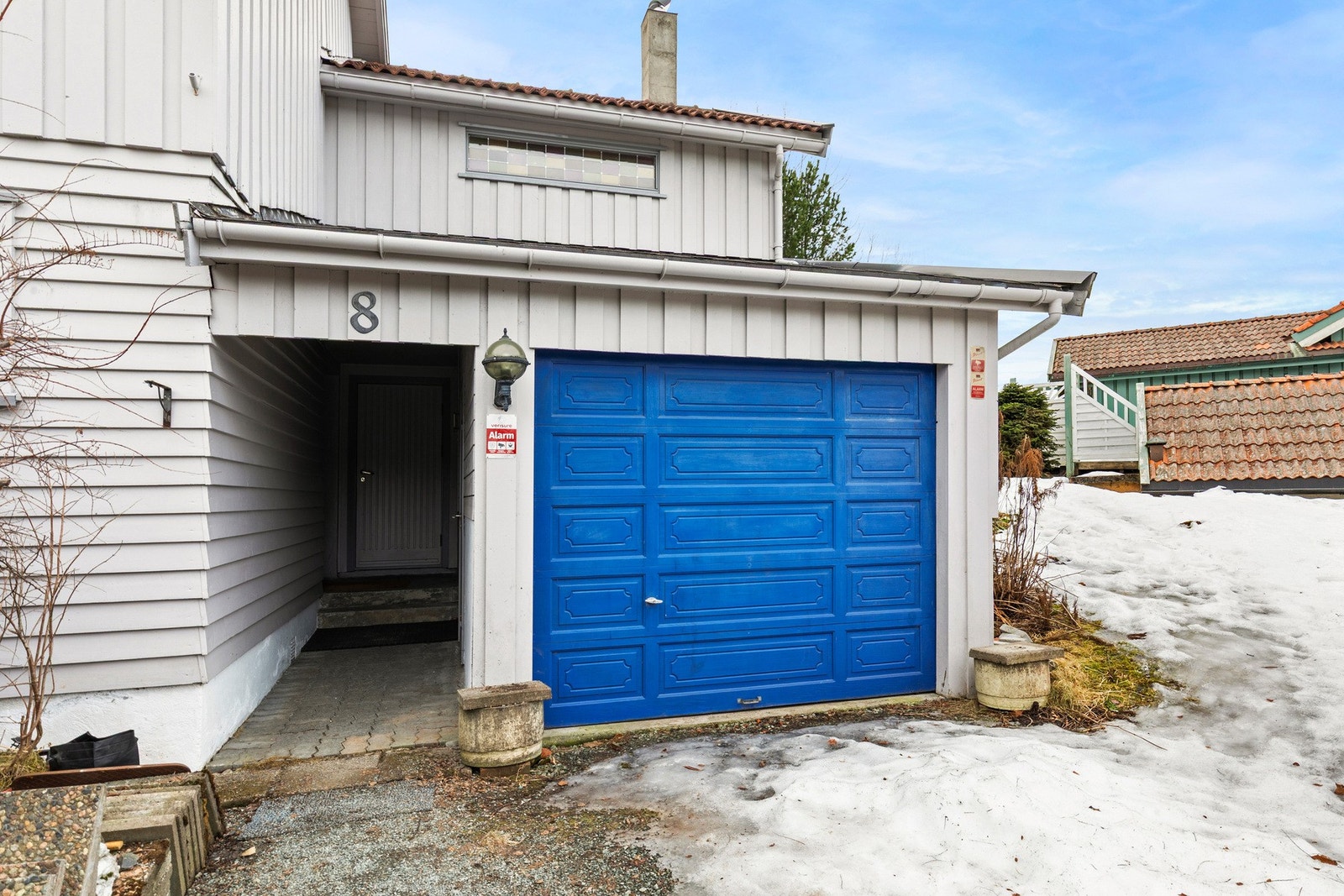 Romslig garasje i tilknytning til boligen som måler gode 22 kvadratmeter med dirkete tilgang til bod på 4,5 kvadratmeter. Galleribilde