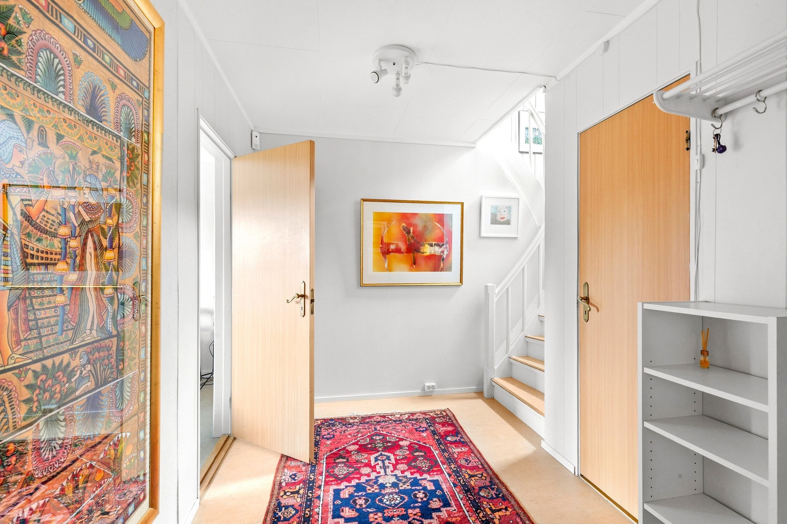 Sokkeletasjen inneholder vindfang, 3 soverom, gang/trapp, bad, toalettrom og 2 boder. Galleribilde