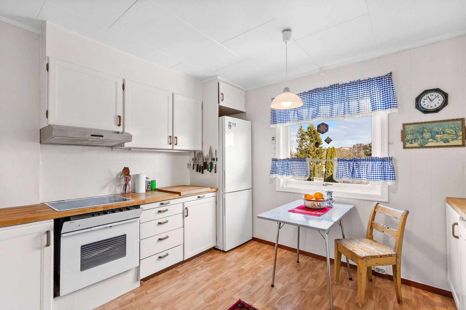 Fra stuen er det adkomst til et separat kjøkken på 10,5 kvm med praktiske løsninger. Galleribilde