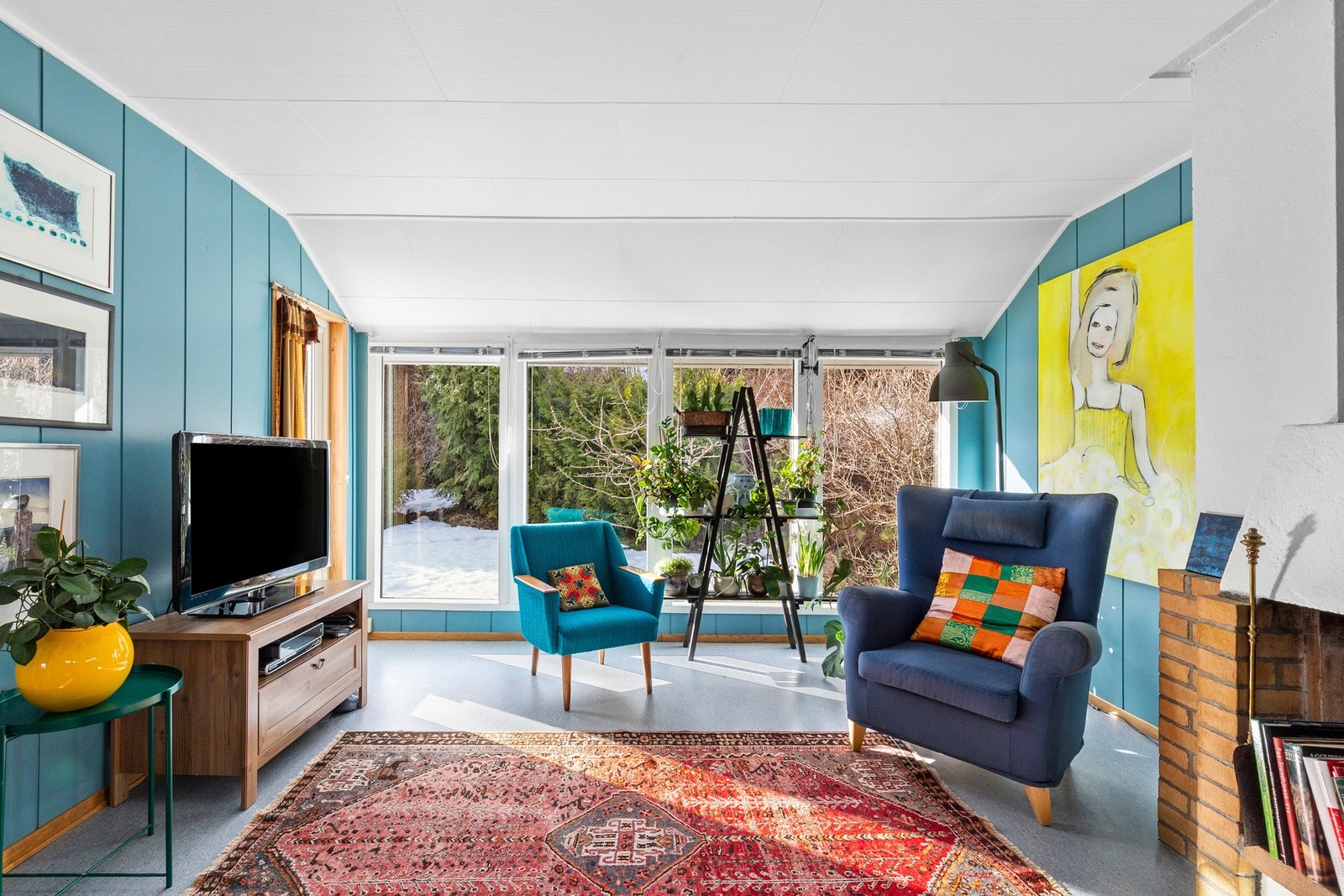 Fra denne stuen er det direkte utgang til en egen, privat hage. Galleribilde