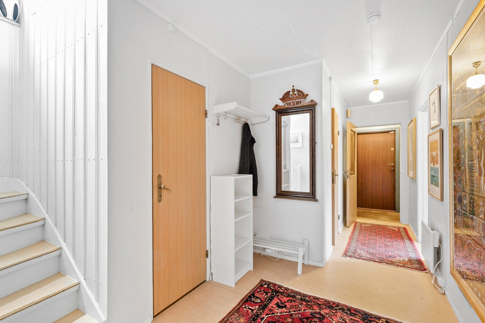 Romslig gang på 11 kvadratmeter som sikrer sømløse overganger til de øvrige rommene. Galleribilde