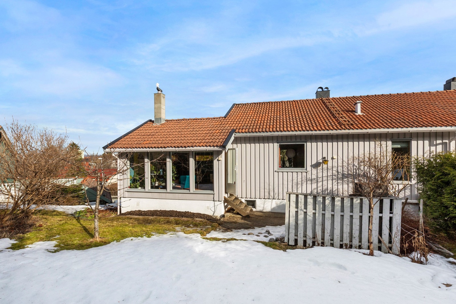 Usjenert hage med svært gode solforhold store deler av dagen, samt en hyggelig platting med plass til utegruppe. Galleribilde