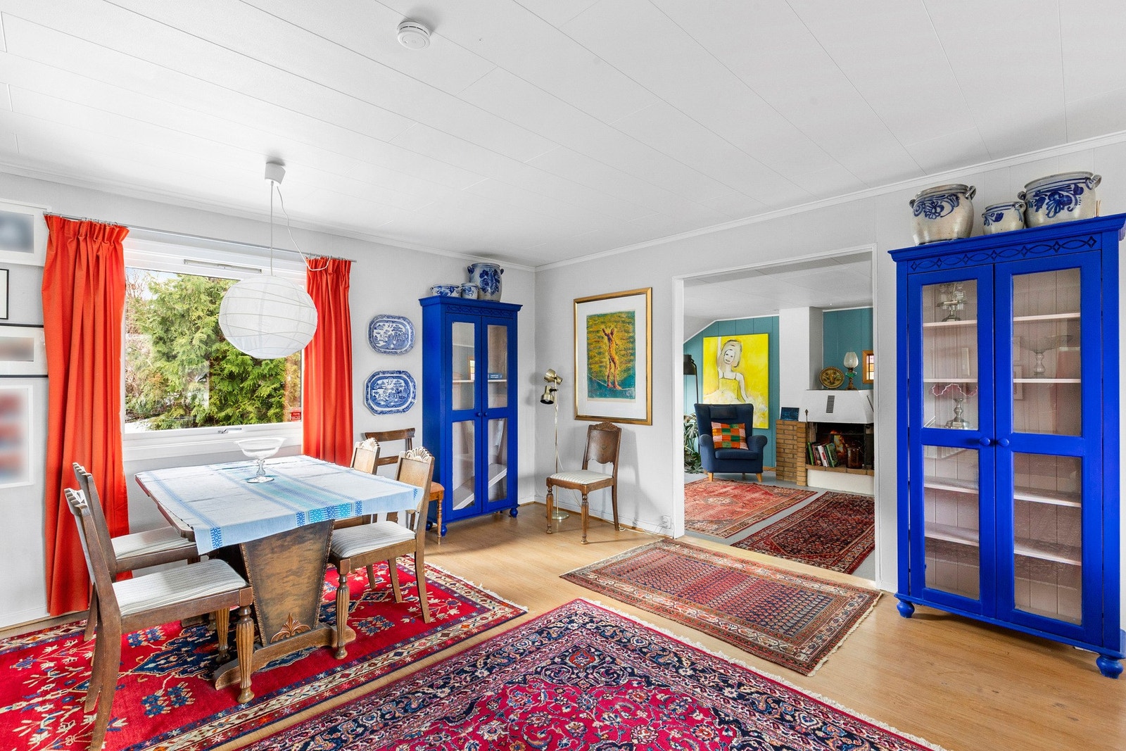 Boligen har store vindusflater som gir rikelig med naturlig lys og skaper en lys og luftig atmosfære. Galleribilde