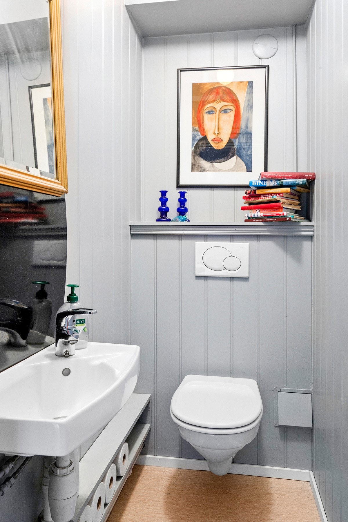 Vegg i vegg med badet finner du et praktisk separat WC-rom. Galleribilde