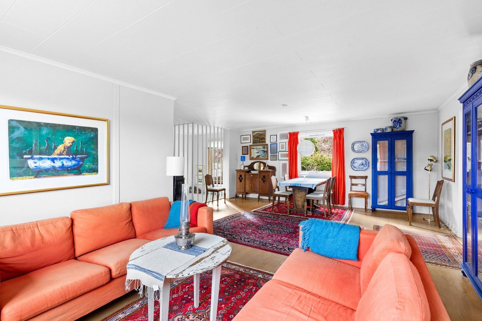 Det romslige stuearealet gir flere gode møbleringssoner og legger til rette for hyggelige sammenkomster. Galleribilde