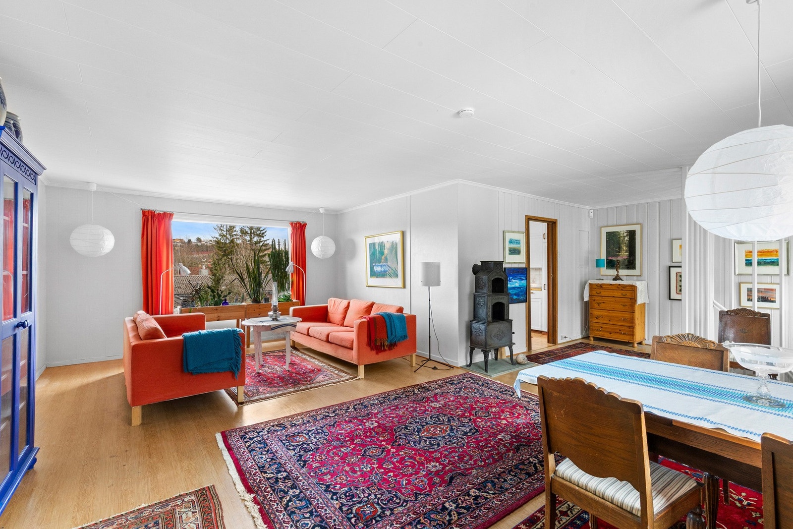 Romslig og åpen stue- og spisestue på hele 44,5 kvm, med god plass til både sofagruppe og spisebord. Galleribilde