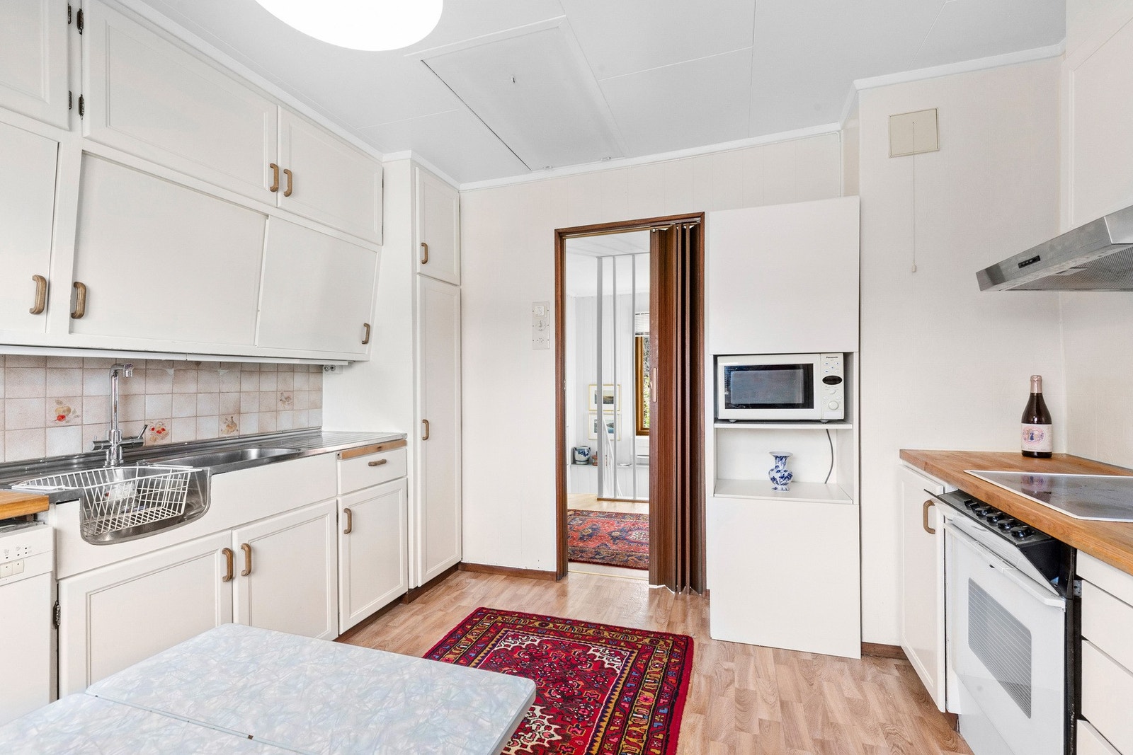 Lyst kjøkken med rikelig med skap- og benkeplass. Kjøkkenet har fått tilstandsgrad 1 av takstmann. Galleribilde