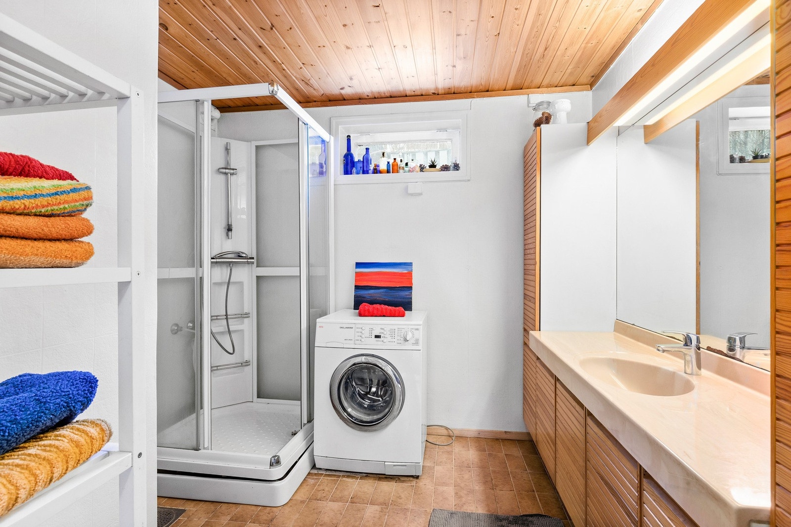 Baderommet måler hele 6 kvadratmeter og er praktisk tilrettelagt med opplegg til vaskemaskin. Galleribilde