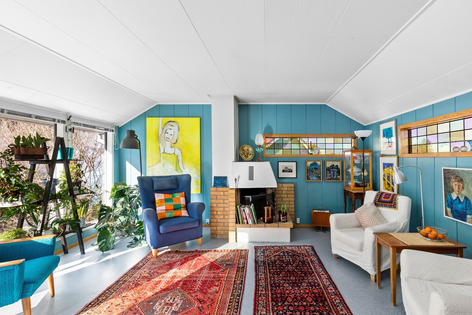 Luftig stue med en koselig peis plassert sentralt i rommet, som skaper en lun og innbydende atmosfære. Galleribilde