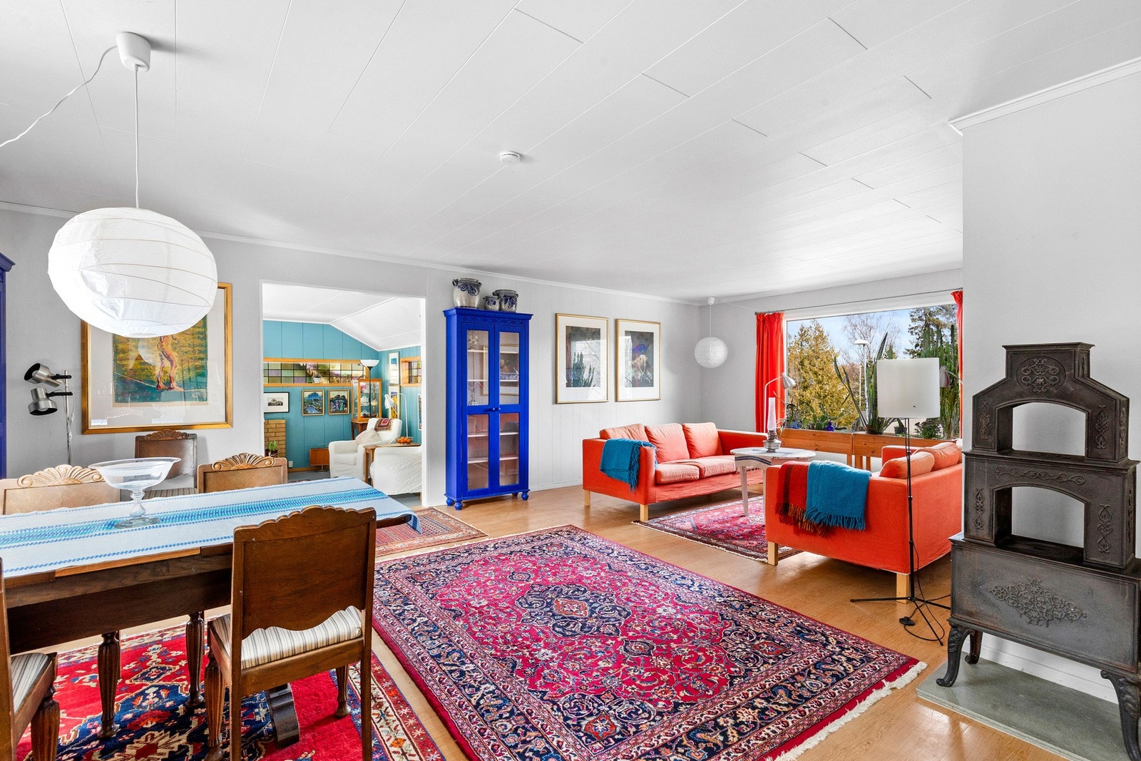 Boligen oppvarmes med elektrisitet, supplert med vedfyring som gir en lun og behagelig atmosfære. Galleribilde