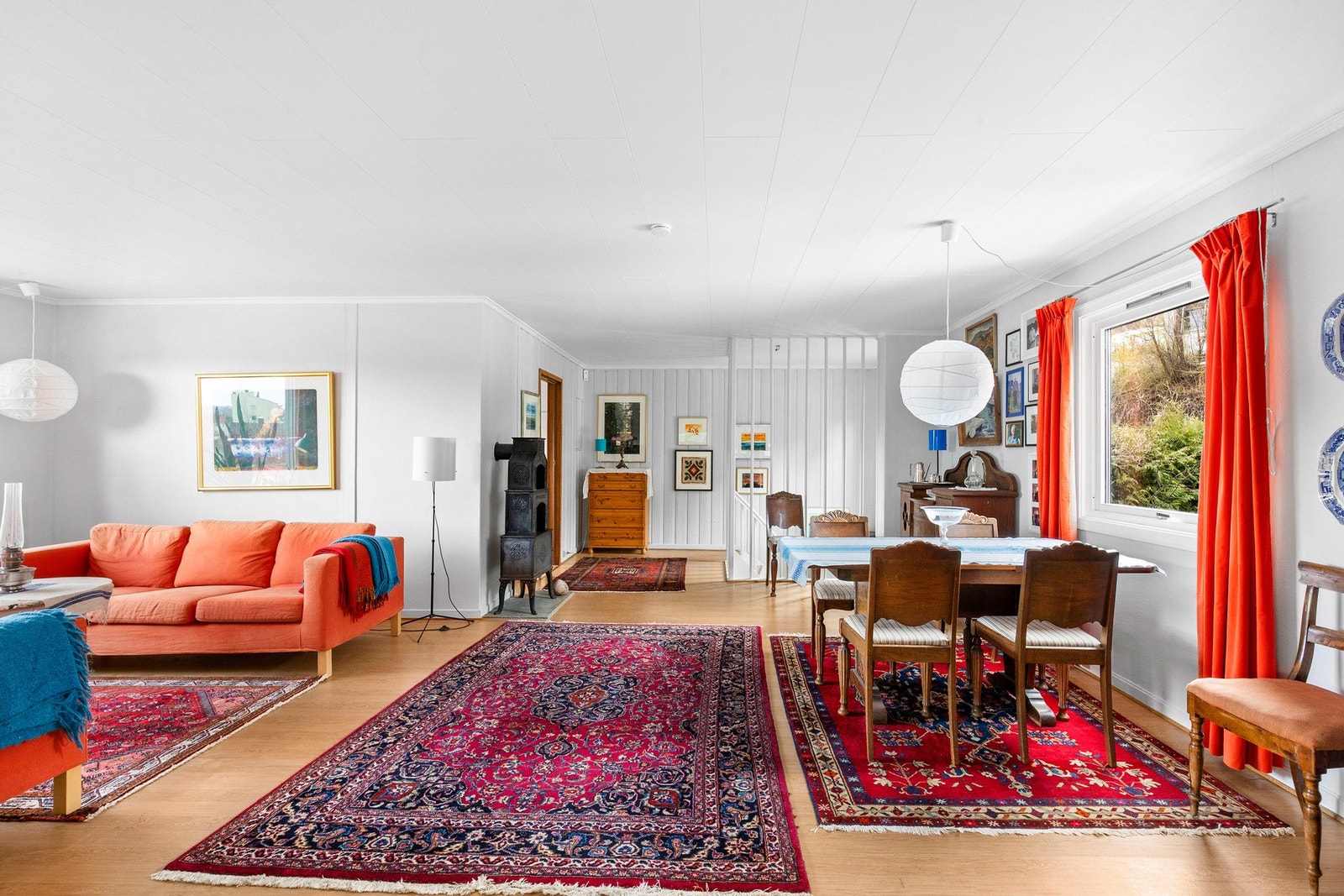 Boligen går over to plan med gode oppholdsrom. Hovedetasjen har stue/spisestue, kjøkken samt en ekstra stue med fleksible bruksmuligheter. Galleribilde