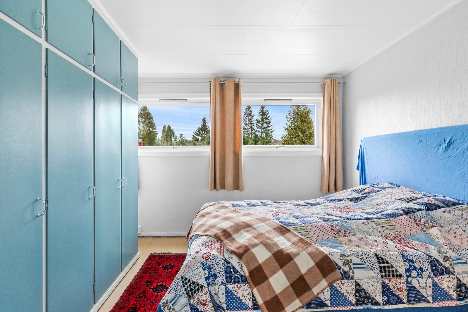 Her er det etablert praktisk garderobe for rikelig med plass til oppbevaring. Galleribilde