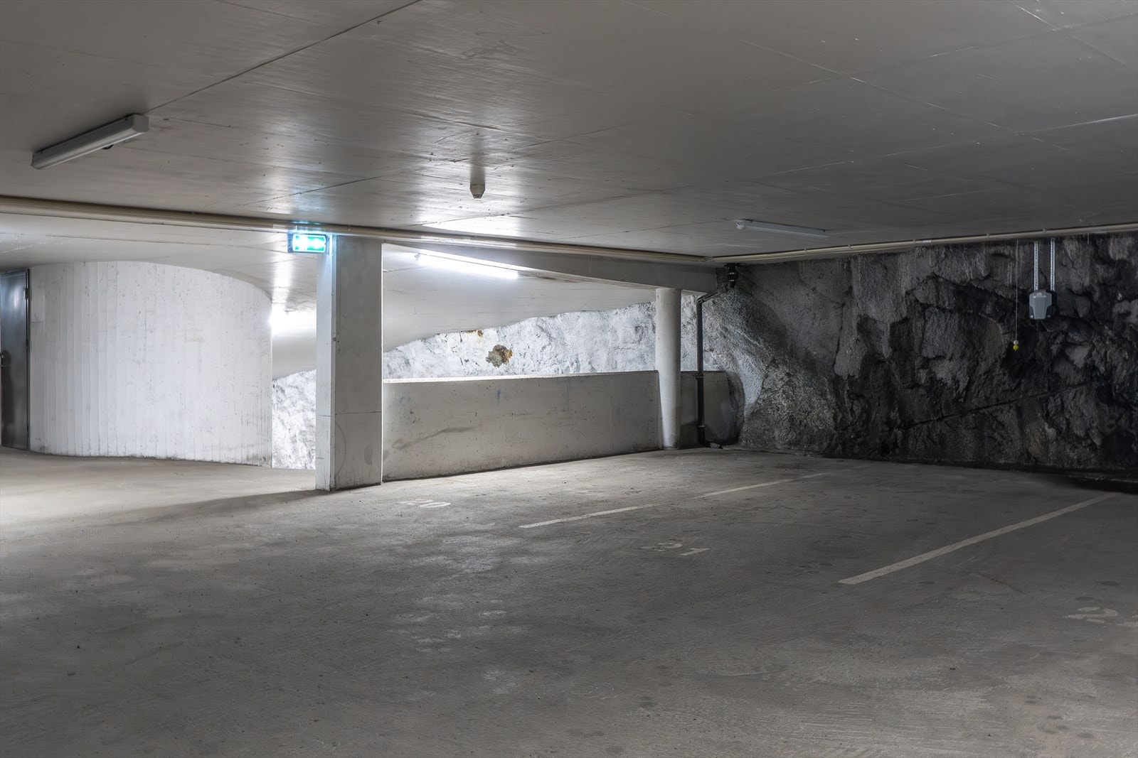 Parkering i en romslig garasje med godt lys og solid konstruksjon Galleribilde