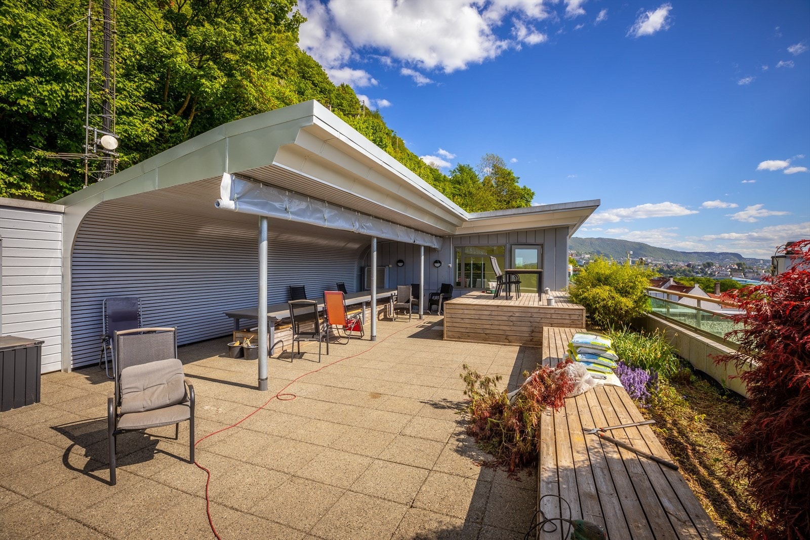 Romslig uteområde med overbygget terrasse gir fleksibilitet for bruk året rundt. Galleribilde