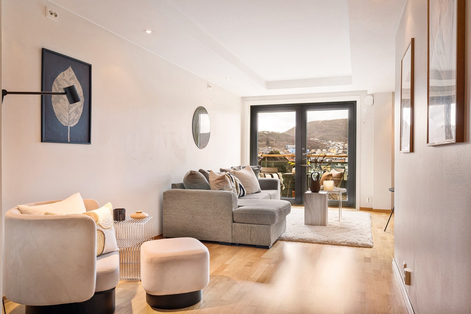 Fra stuen er det utsikt mot nærliggende områder og landskap. Galleribilde