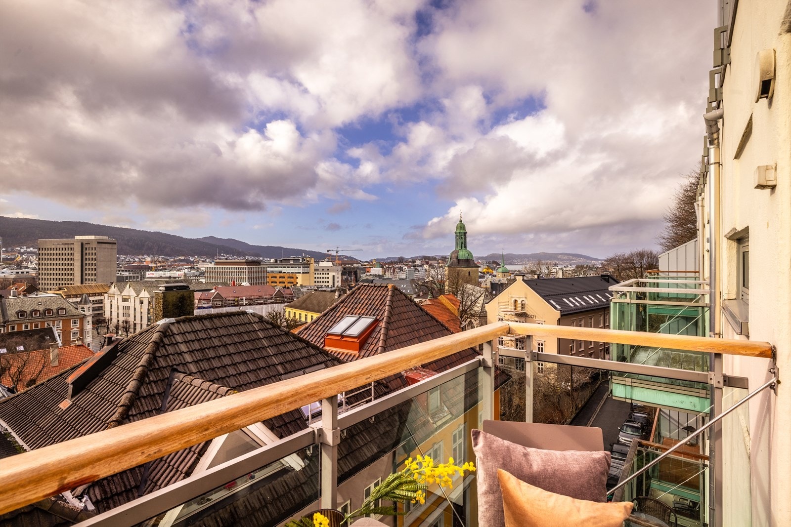 Rekkverket i glass og tre gir en åpen og trygg balkongløsning. Galleribilde