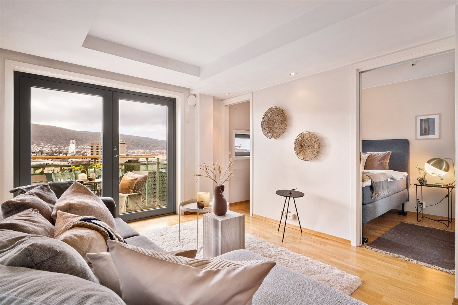 Stuen har direkte tilgang til balkong og tilstøtende soverom. Galleribilde