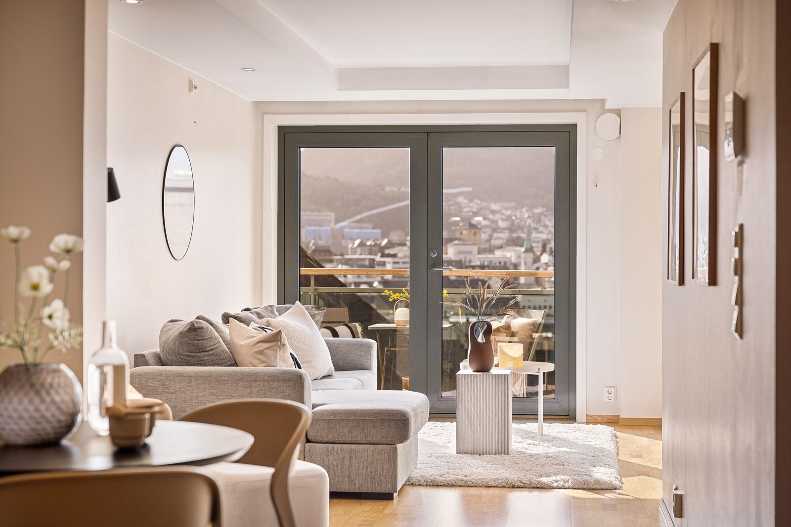 Store vindusflater gir godt med naturlig lys og utsikt. Galleribilde