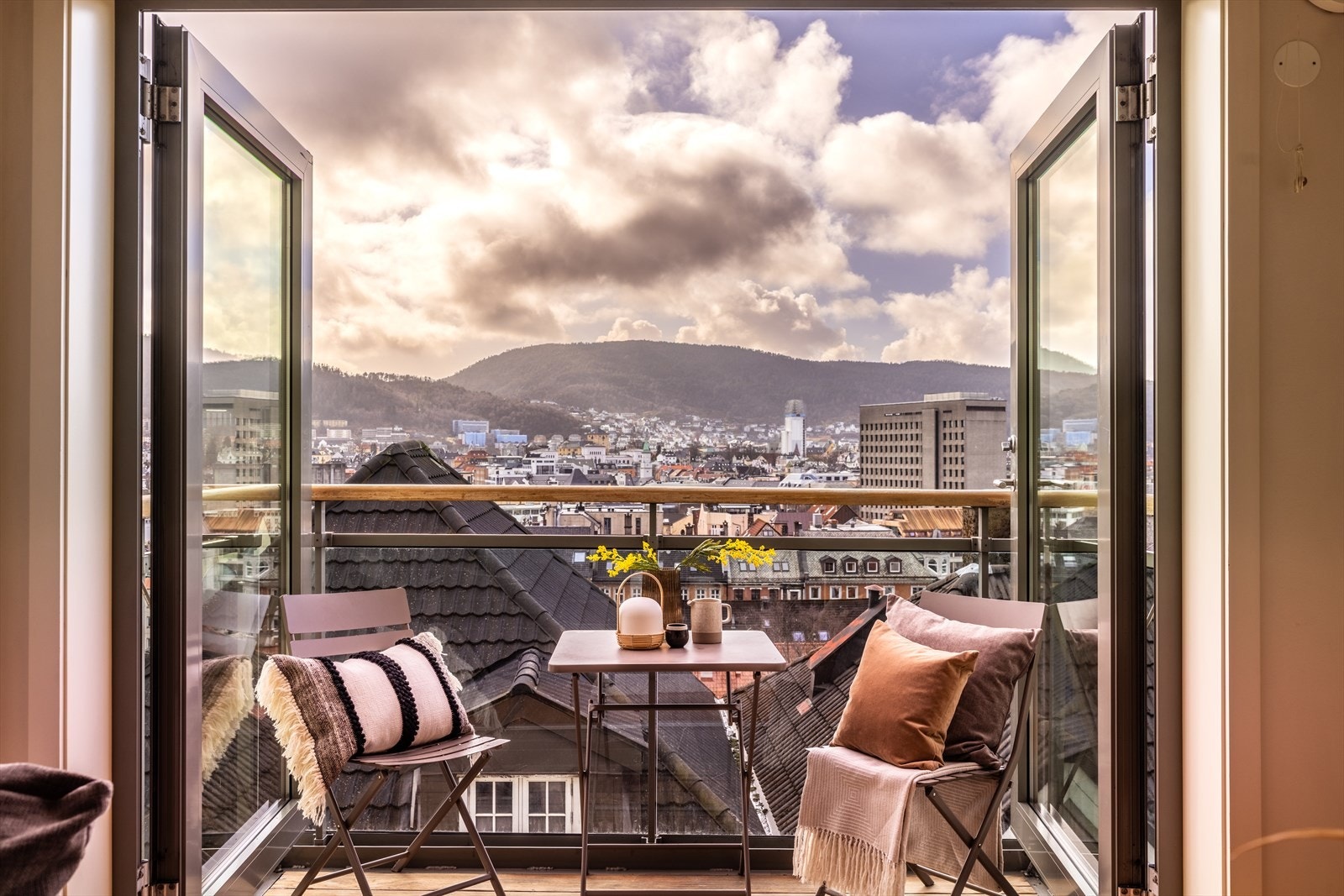 Dobbeltdører gir enkel tilgang til balkongen fra stuen. Galleribilde