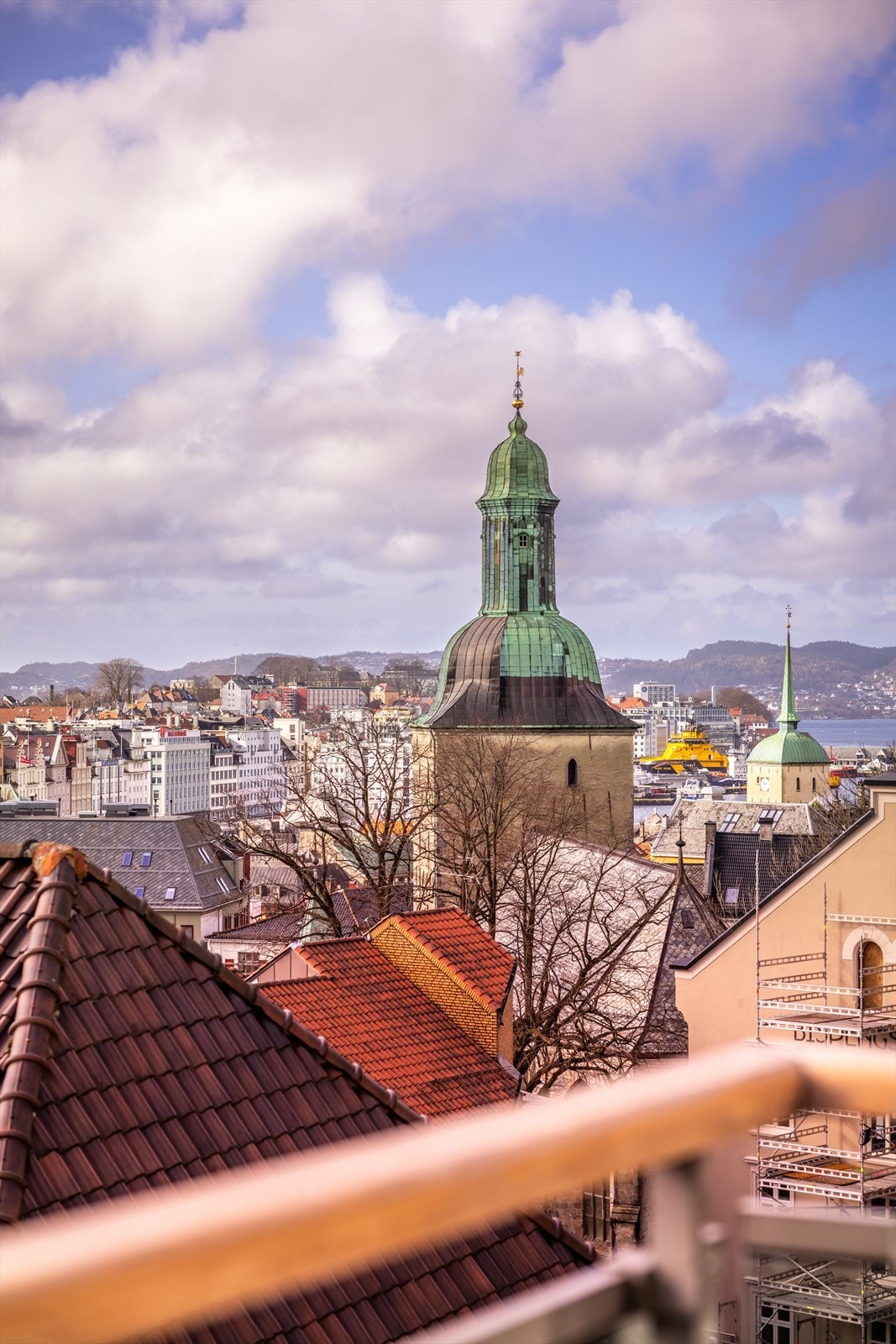 Utsikt mot nærliggende bylandskap og ikoniske bygninger gir en unik atmosfære. Galleribilde