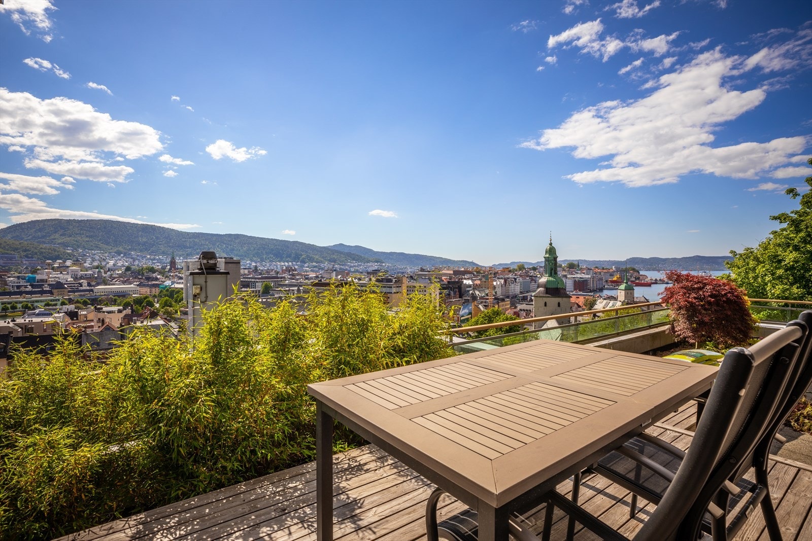 Felles takterrasse med utsikt over byen gir gode solforhold og rom for avslapning. Galleribilde