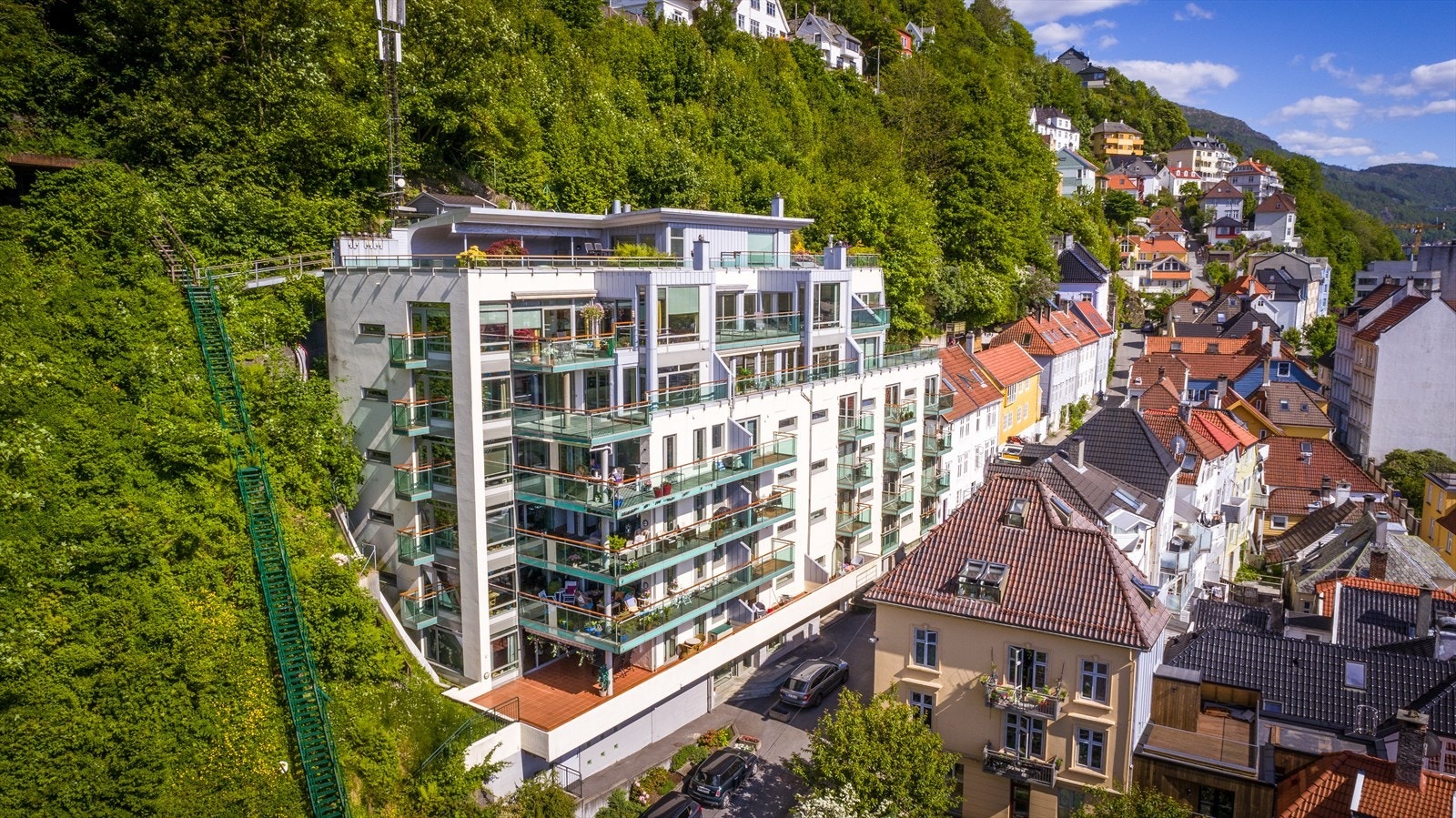 Moderne leilighetsbygg med balkonger og nærhet til grønne omgivelser gir praktisk og attraktiv boform. Galleribilde