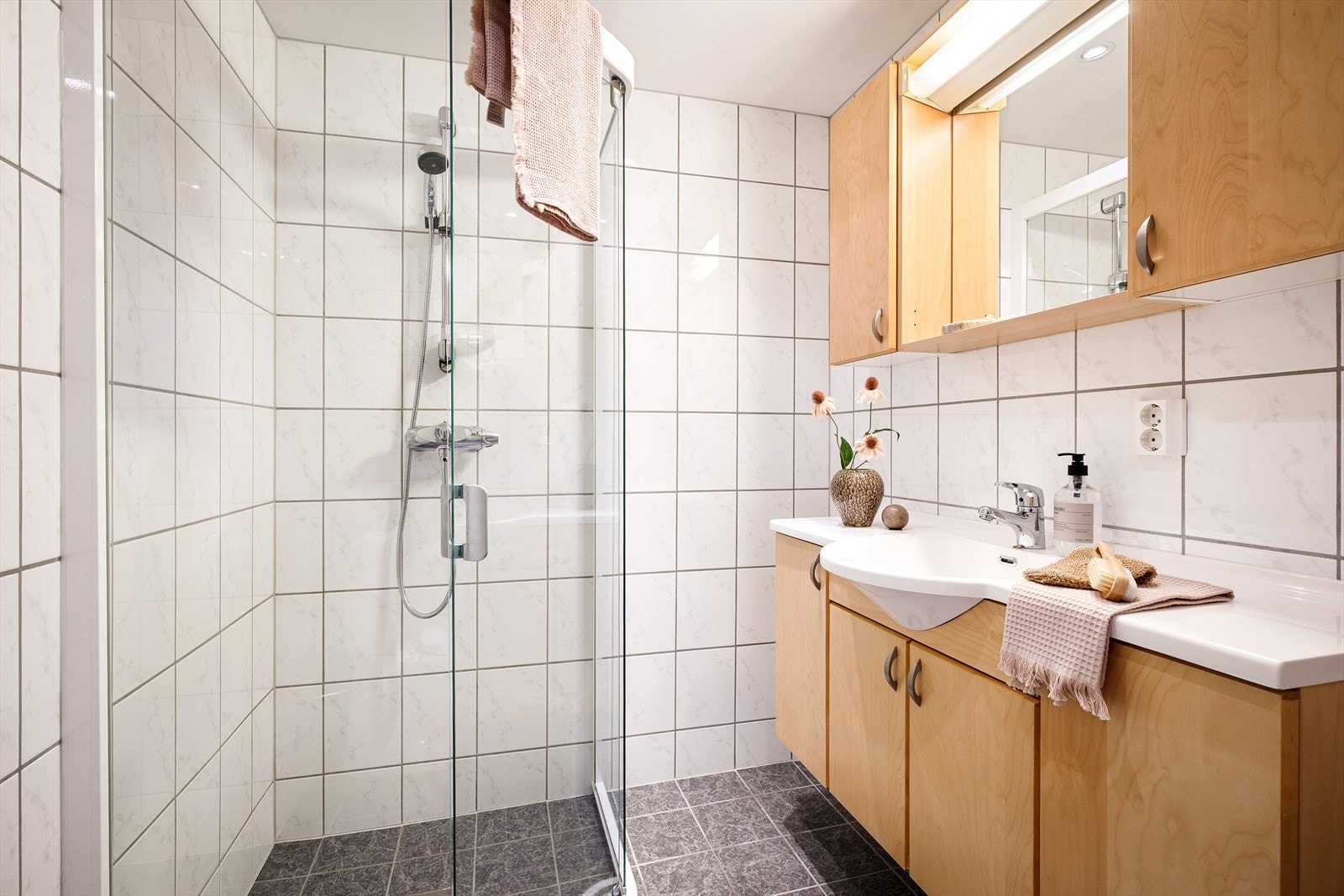 Helfliset bad med varmekabler. Leiligheten har eget vaskerom. Galleribilde