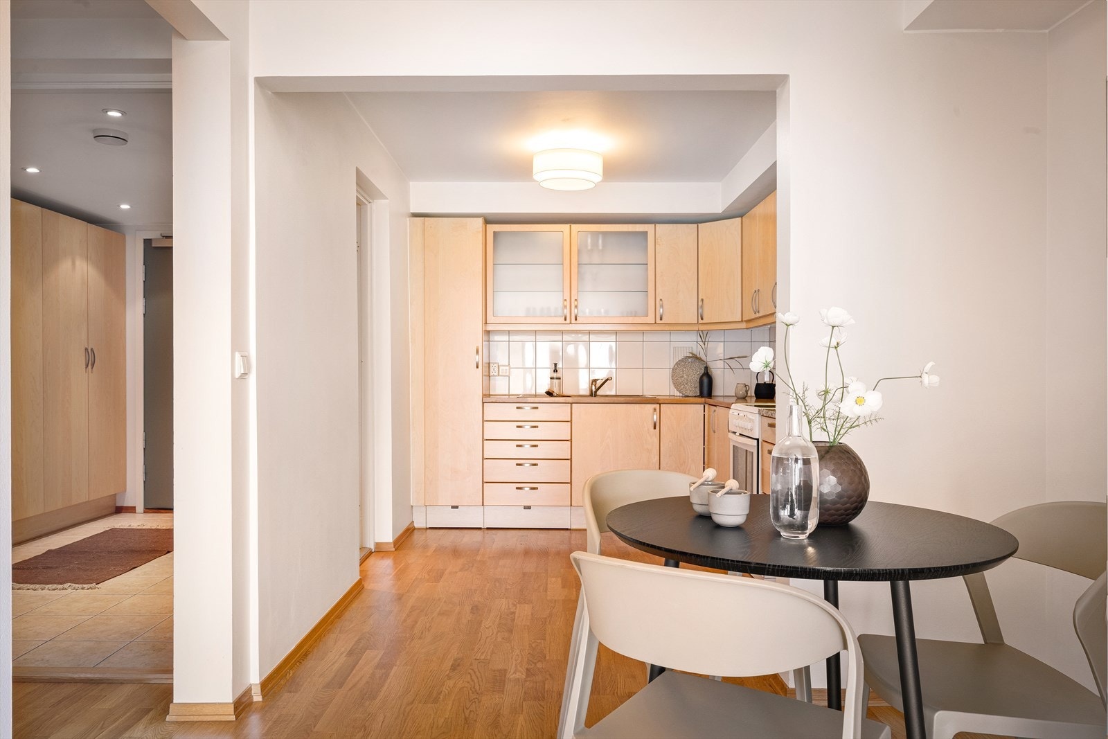 Kjøkkenet har en praktisk innredning med lyse fronter og integrerte hvitevarer. Galleribilde