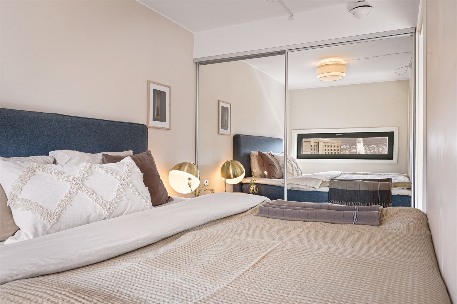 Skyvedørsgarderobe gir rommet praktisk oppbevaringsløsning. Galleribilde