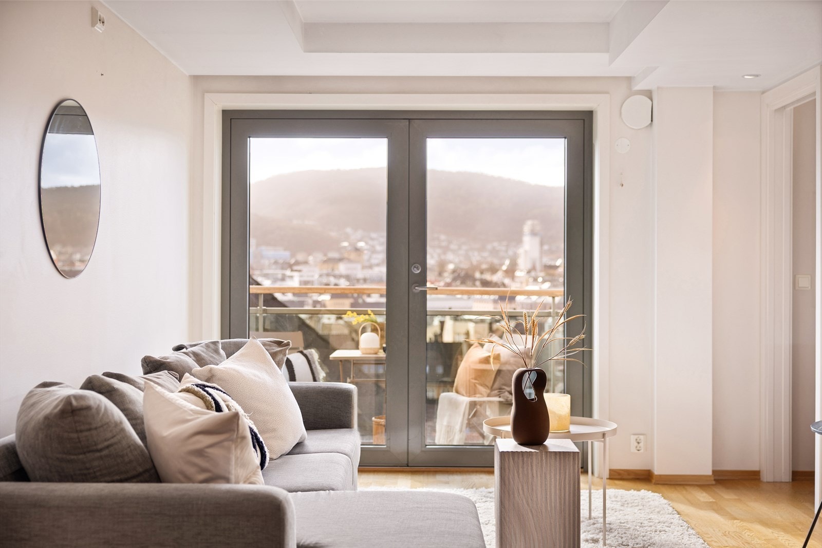 Parkettgulv gir en varm og slitesterk overflate i oppholdsrommet. Galleribilde