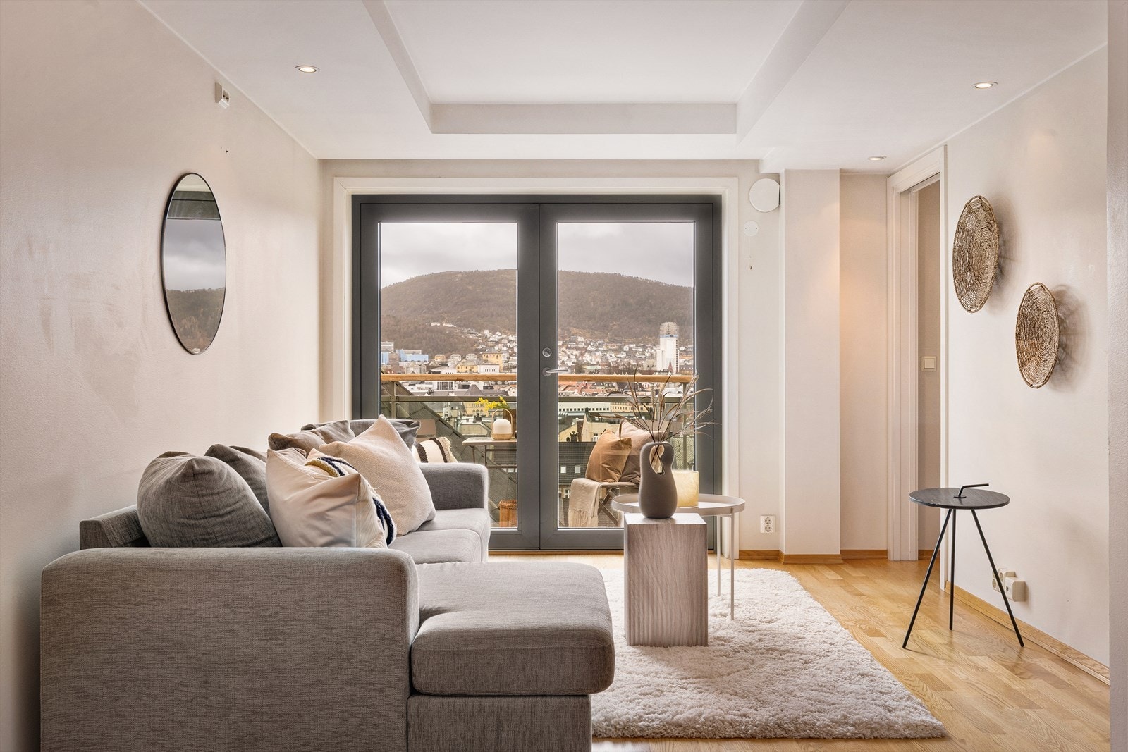 Planløsningen gir en naturlig overgang mellom stue og tilstøtende rom. Galleribilde