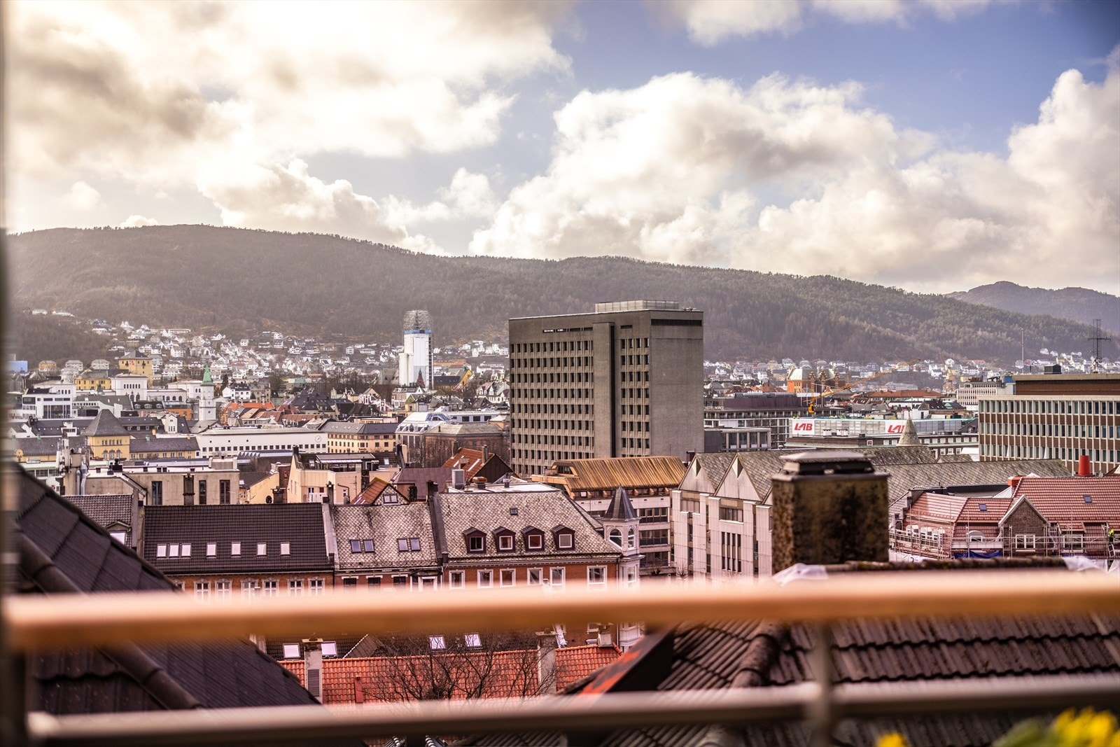 Fra balkongen kan man se byens sentrale bygninger og natur. Galleribilde