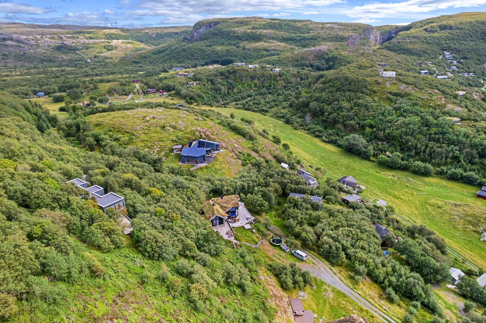 Ligger på en høyde, med store solrike uteområder, med spektakulær utsikt. Galleribilde