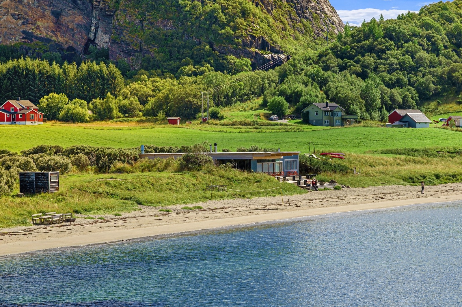 Ettertraktet, for sitt gode og varierte tilbud, av spennende og opplevelsesrike aktiviteter. Nyte strandlivet, et aktivt sjø- og naturliv eller gode matopplevelser. Ca. 600 meter til Strandbaren. Galleribilde