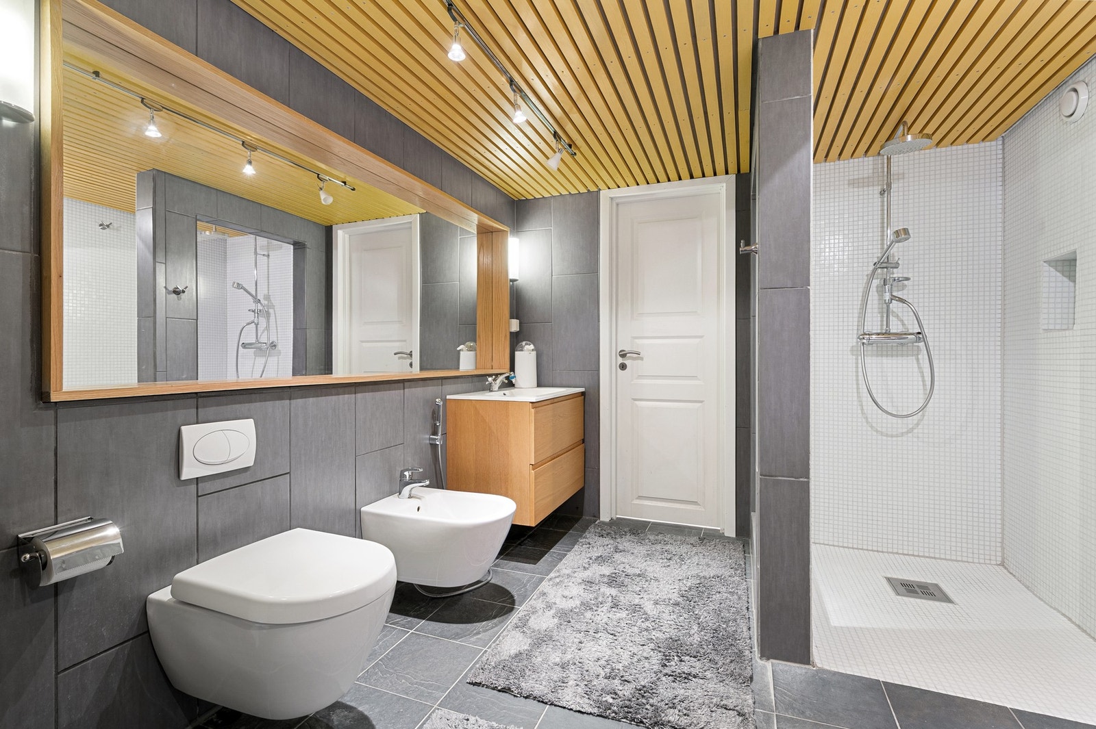 Fin belysning og store speilflater gir et godt inntrykk av badet. Galleribilde
