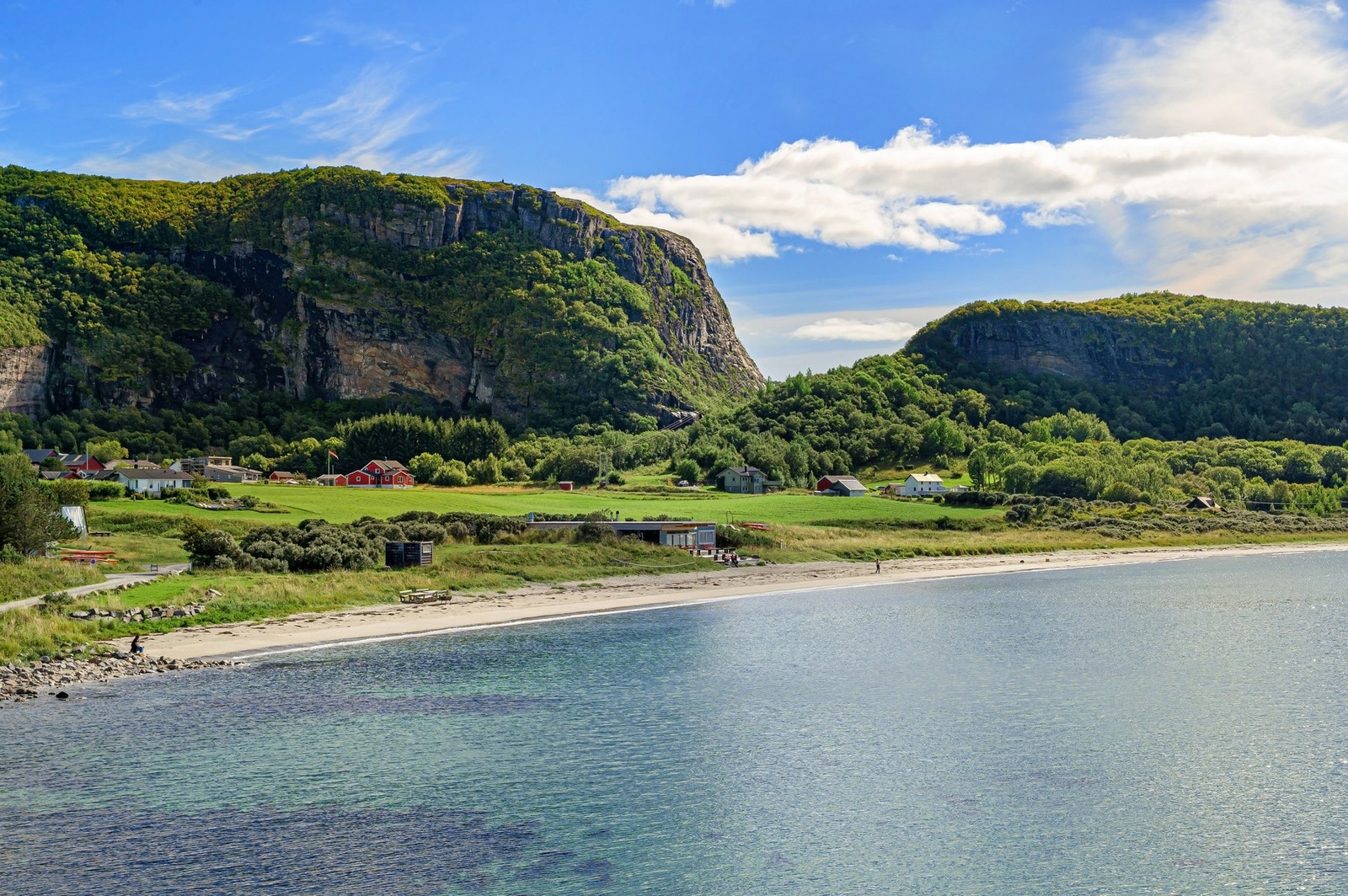 En rå beliggenhet, kjent for sin unike kombinasjon av vill natur, hvite sandstrender og krystallklart vann. Galleribilde