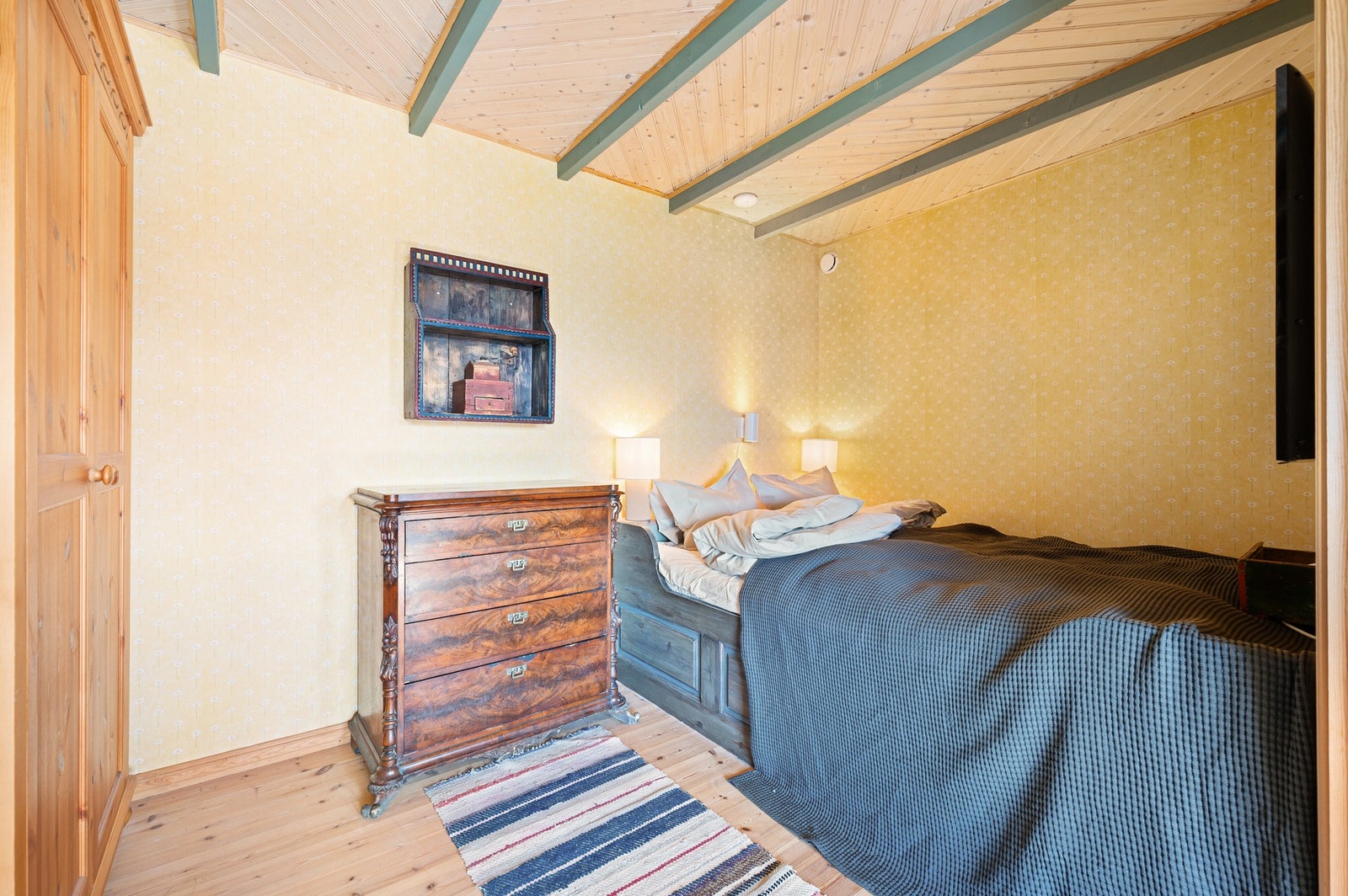 Soverom 2 er oppmålt til 7,9 kvadratmeter. I tillegg er det en sovehems på loft på 15 kvadratmeter. Galleribilde