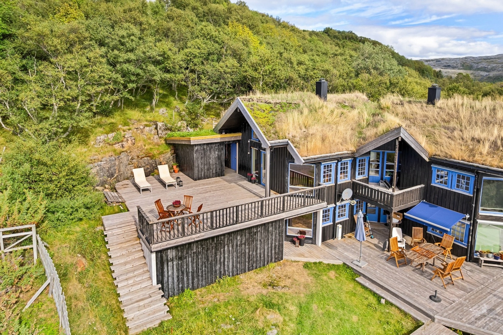 Store solrike uteområder. Egen terrasse på 50 kvadratmeter, med trapp ned til grøntareal. Galleribilde
